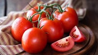 Instead of gold or luxury gifts, woman brings 10 kg tomatoes for mom from Dubai