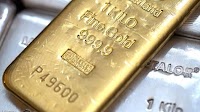 Gold Crumbles Below Record High as Dollar Steals Shine