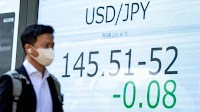 Yen, Swiss franc jump in volatile trade as global recession fears grow | World News - Hindustan Times