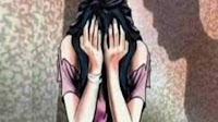 10 साल की बहन से रेप कर रहा था 'भाई', तभी कमरे में आ गईं माँ, और...