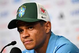 Douglas Santos diz que entrega "feijão com arroz bem temperado" a serviço da Seleção