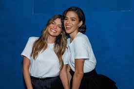 Bruna Marquezine posa com a irmã em evento de moda em São Paulo