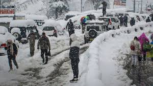 हिमाचल में बर्फबारी का कहर... अटल टनल ट्रैफिक बंद, IMD का अलर्ट