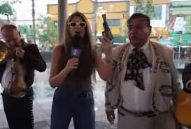 Repórter da Globo pega em arma entre músicos do México na Copa do Mundo