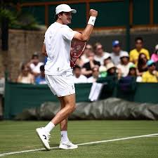 João Fonseca saca bem, não dá chances para espanhol e avança em Wimbledon
