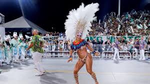 Viviane Araujo usa mesma fantasia de 2012 para desfilar pela Mancha Verde