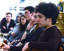 Image de réunion voisins appartement convivialité discussion libre de droit