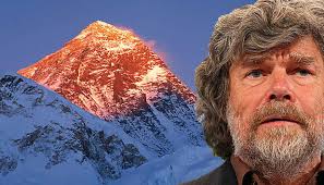 Nach dem Tod von vier Bergsteigern hat Reinhold Messner (67) ein Ende des &quot;Massentourismus am Mount Everest&quot; gefordert. &quot;Solange jede 73-jährige Oma denkt, ... - mount-everest-disneyland-toten-328634_e