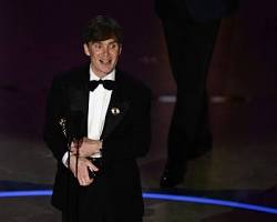 Image of Cillian Murphy memegang piala Oscar