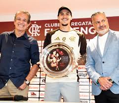 Pedro recebe homenagem e celebra marca de maior artilheiro do Flamengo no século XXI