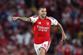 Bruno Guimarães marca de penalti en su debut con el Arsenal; mira 🎥