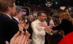 Julia Roberts abraça Wagner Moura após vitória de ‘O Agente Secreto’