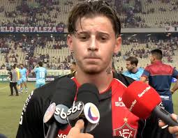 Reserva de luxo, Diego Tarzia marca golaço e vira herói do Vitória