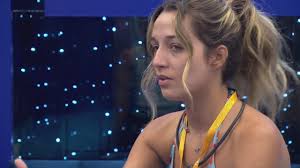 Juliette Freire em conversa séria em um ambiente com luzes azuis e pontos brilhantes ao fundo, possivelmente no BBB.