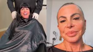 Antes de começar transplante capilar, Gretchen raspa cabeça em live; veja