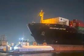 Navio porta-contêineres bate em duas balsas no canal do Porto de Santos