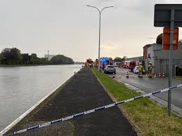 Auto zinkt in kanaal in Ooigem: bestuurster overleden