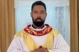 Padre que viralizou com noiva de fiel processa Globo, SBT e Record e pede R$ 300 mil; entenda