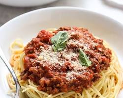 Meat sauce, a tomatobased sauce served over pastaの画像