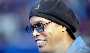 Coração dividido: Ronaldinho se divide entre Paris Saint-Germain e Flamengo: “difícil escolher um só”