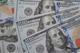 Cierra dólar a $17.05, su nivel más bajo desde junio de 2024