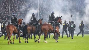 Pyro, Krawall, Eskalation: Polizei zu Pferde aufs Spielfeld: FCK gewinnt hitziges Pokal-Derby in 120. Minute — n-tv.de