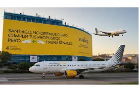 Vueling se consolida como la principal aerolínea en Galicia y Ryanair cae a la cuarta posición