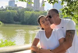 Comentarista da Globo, Denílson aproveita folga em Nova York com Luciele Camargo e filhos