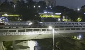 Carro cai em rio e fica submerso após acidente na avenida do Estado, em SP