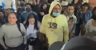 Comerciantes agreden a policías y comitiva de Alessandra Rojo de la Vega (Video)