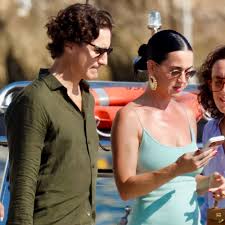 Katy Perry Gets Sunscreen Slathered on by Justin Trudeau as Social Media Goes Into Overdrive - Yahoo