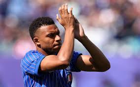 Paraguay-France : les excuses de Kylian Mbappé à une supportrice paraguayenne après avoir tiré sur son visage