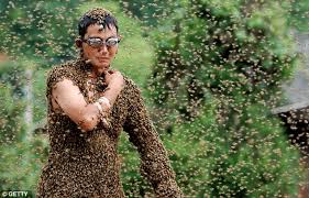 Résultat de recherche d'images pour "covered in bees"