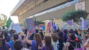 En el "Día de la Mujer", llegan manifestantes a Palacio Municipal