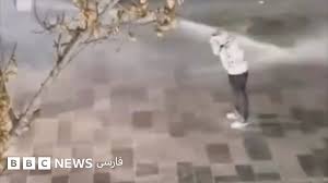 ایستادگی دو معترض در برابر آبپاش ضدشورش در دمای زیر صفر همدان