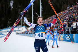 Julia Simon kompensiert frühen Fehler und gewinnt Gold im 15 km Einzel von Mailand/Cortina