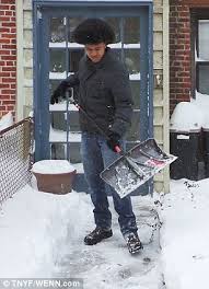 Résultat de recherche d'images pour "de blasio shovel"