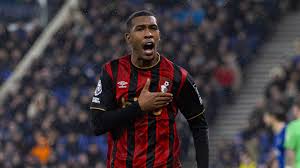 'Faz parecer fácil': Rayan impressiona técnico do Bournemouth, que resgata aprendizado no Vasco