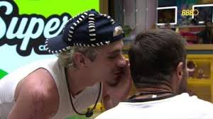 'BBB 26': Juliano provoca e sussurra no ouvido de Jonas: 'Medo'