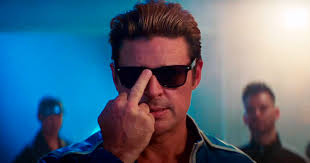 Simon McQuoid elogia performance de Karl Urban como Johnny Cage em ‘Mortal Kombat 2’: ‘Foi perfeito’