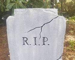tombstone with RIP engraved on it resmi