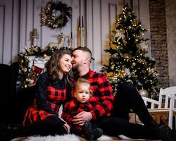 Imagine cu Familie admirând artificii de brad