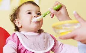 Bayi Rentan Cedera di Kursi Makan. Shutterstock. Ilustrasi bayi makan. TRIBUN-MEDAN.com - Kursi makan bayi (high chair) merupakan peralatan makan yang ... - bayi-lagi-makan-1