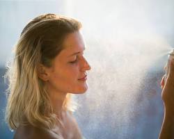 Imagen de person spraying a mist on their face