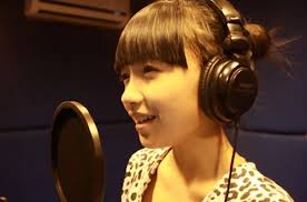 Không chỉ vậy, giọng hát trong trẻo, ngọt ngào, có phong cách riêng của Chu Nguyệt còn được nhiều người khen ngợi là không thua kém ca sĩ chuyên nghiệp. - fwb1390451522