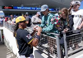 Pirates officially call up Jhostynxon Garcia as outfielder to start in right field vs. Cardinals