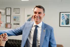 Flávio Bolsonaro dedicou a maior parte da vida à política e segue passos do pai ao se candidatar à Presidência