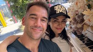 Martha Higareda y su esposo comparten un tierno momento familiar con sus gemelas
