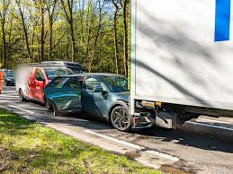 Motorrijder gewond • schuur brandt uit