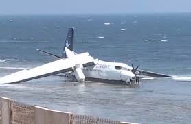Asa se solta, e avião cai em praia da capital da Somália